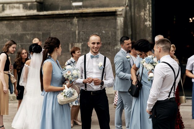 Foto invitados arrojando confeti sobre la novia y el novio