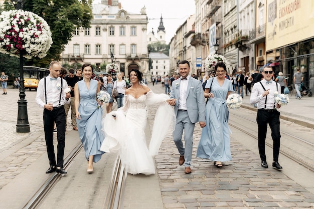 Invitados arrojando confeti sobre la novia y el novio