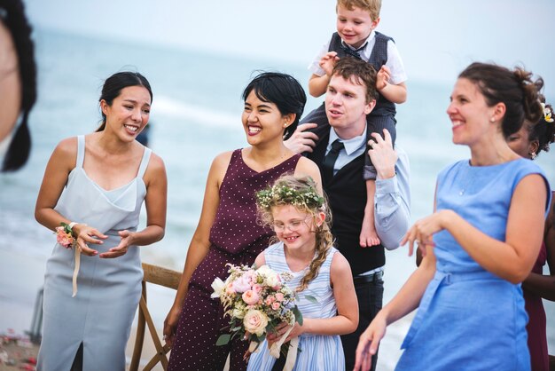 Invitados a la boda aplaudiendo a la novia y el novio