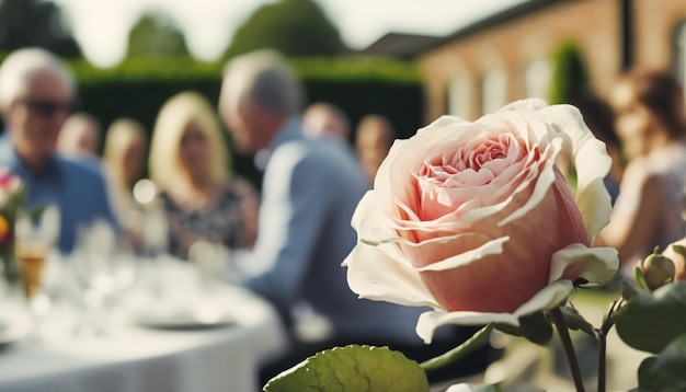 Invitados a la boda celebrando en un hermoso lugar al aire libre en un día soleado idea de decoración de boda de lujo e inspiración decorativa con celebración de eventos de fiesta de flores en la finca del jardín Generative Ai