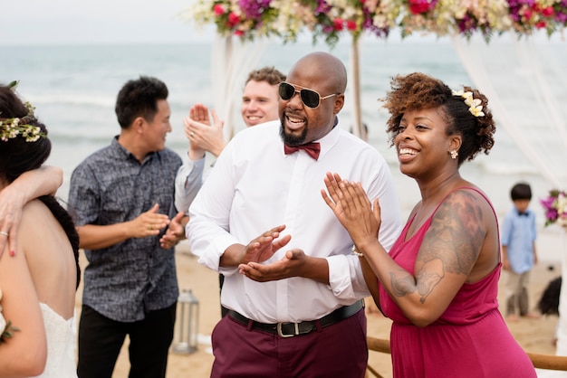 Invitados a una boda en la playa