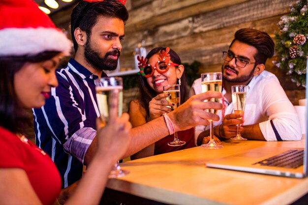 Los invitados pasan la cuarentena de vacaciones juntos bienvenidos en la fiesta de Navidad de año nuevo