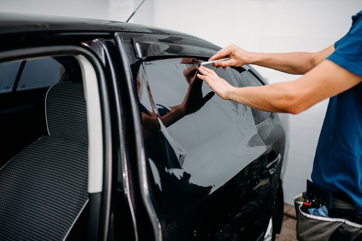 Foto invólucro automático macho com lâmina, processo de instalação de filme de tingimento de carro, procedimento de instalação de vidro automático matizado