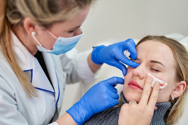 Inyección de botox cosmético en el rostro femenino.