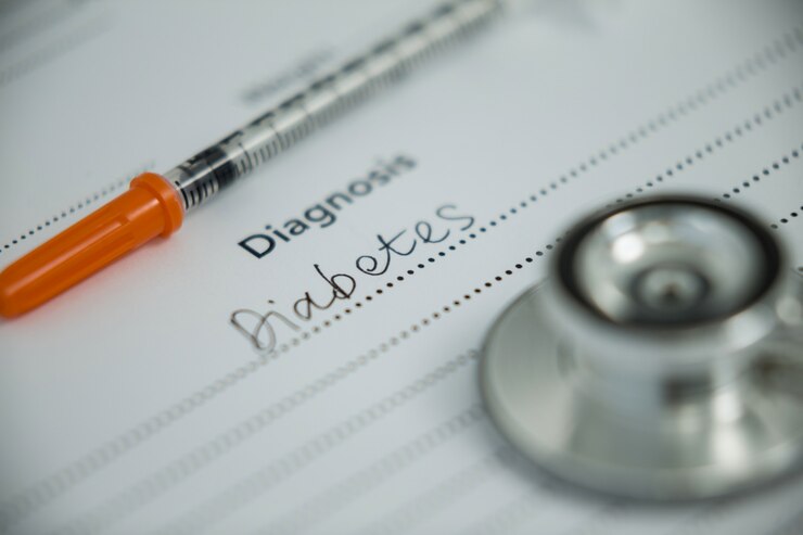 Foto inyección con diagnóstico de diabetes y estetoscopio