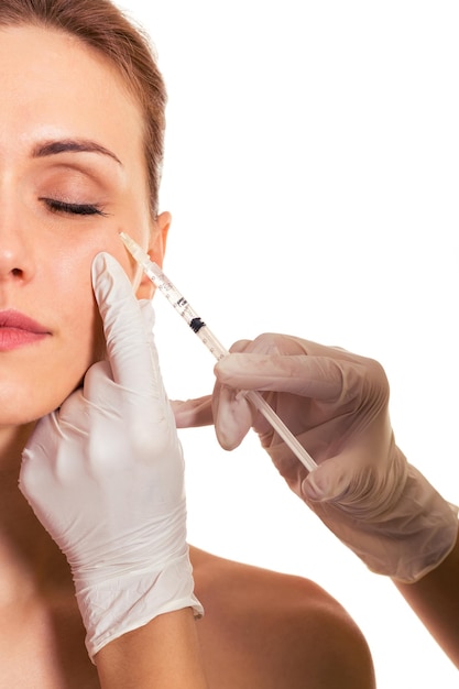 Foto inyección facial para mujeres.