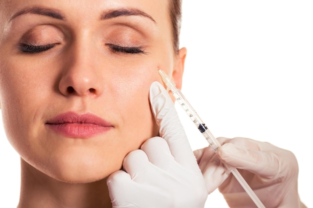 Inyección facial para mujeres.