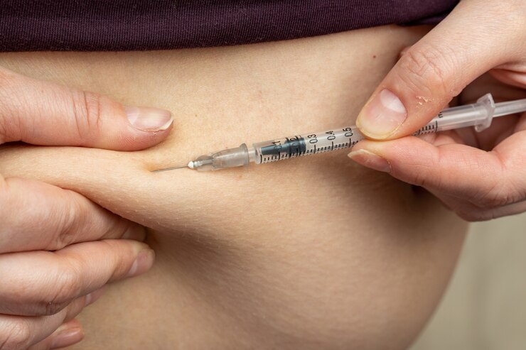 Foto inyección de insulina en el abdomen, estómago de mujeres embarazadas con jeringa, diabetes