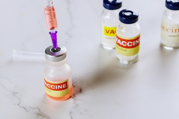 Para la inyección de lucha, el frasco de vacuna y la jeringa coronavirus covid-19 Sars-cov-2
