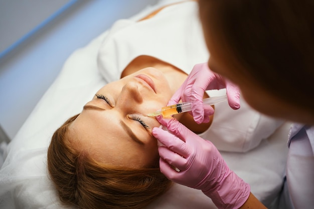 Inyecciones de plasma sanguíneo en la cara y la cabeza.