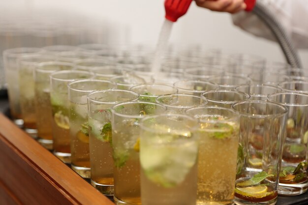 Se inyectan refrescos en el vaso de bebida saludable para el bienestar