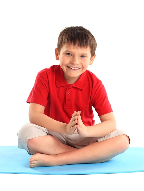 Ioga infantil. O menino faz exercícios.