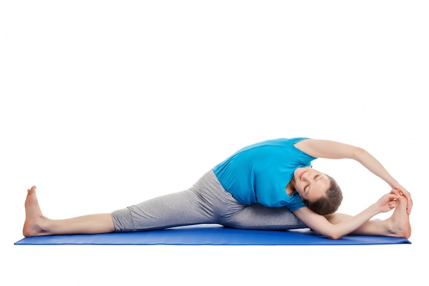 Ioga - jovem mulher bonita fazendo exercícios de asana yoga isolado