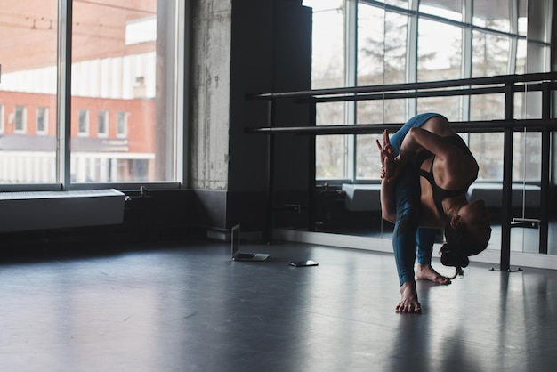 Ioga. Mulher fazendo exercícios na academia