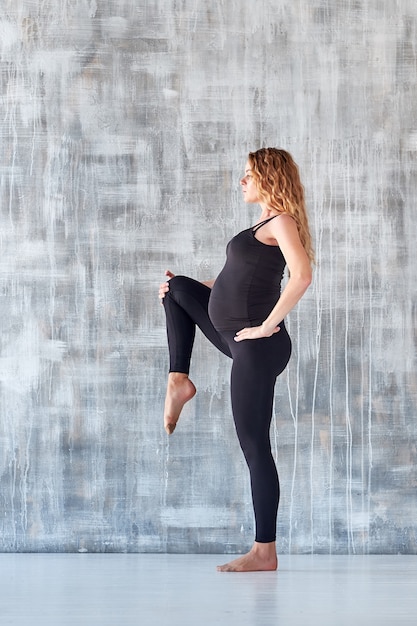 Foto ioga. mulher grávida praticando ioga meditação. conceito de estilo de vida de saúde e cuidados com o bebê