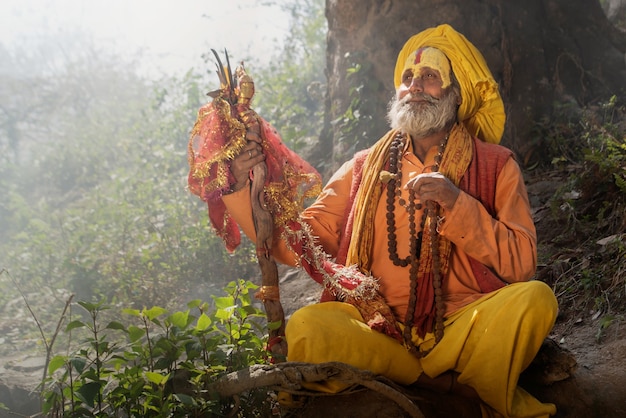 Iogue sentado em oração no Templo Pashupatinath Nepal de Kathmandu, napal 20/03/2017