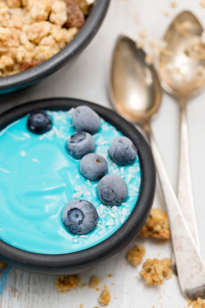 Iogurte azul com frutas na tigela preta