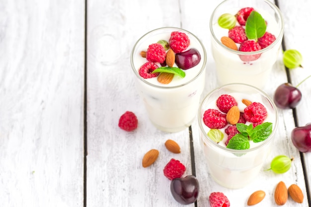 Iogurte caseiro com frutas da estação