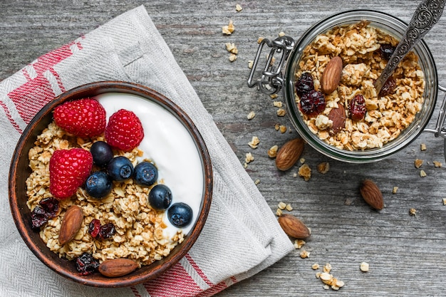 Iogurte caseiro com granola e frutas frescas em uma tigela