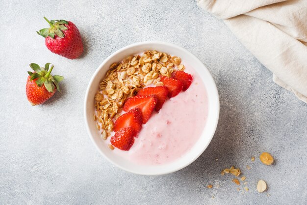 Iogurte caseiro com morangos e muesli frescos.