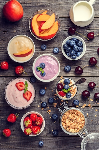 Iogurte caseiro em um fundo de madeira, vista superior. conceito de comida saudável, dieta, desintoxicação, alimentação limpa ou vegetariano.