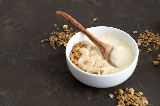 Iogurte caseiro natural com muesli e banana.