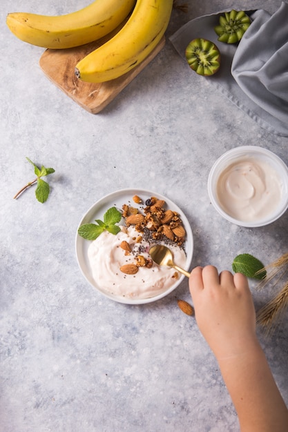 iogurte com amêndoas nozes e frutas no café da manhã saudável.