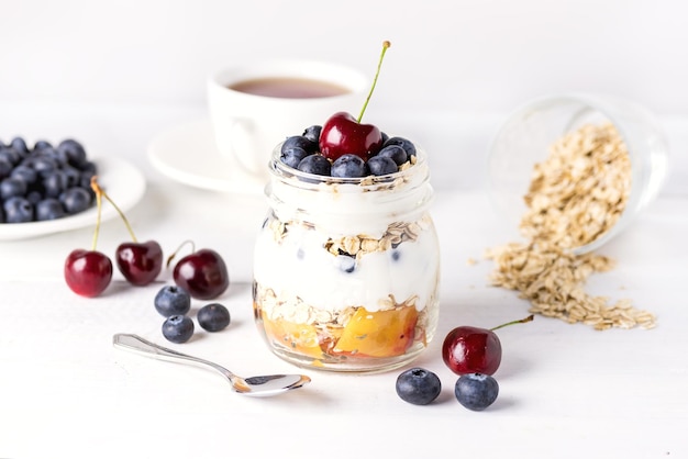 Iogurte com Aveia Frutas e Baga Dieta Saudável Café da Manhã Rústico Branco Fundo de Madeira