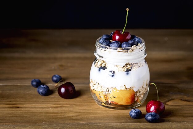 Iogurte com Aveia Frutas e Baga Dieta Saudável Café da Manhã Rústico Foto Escura