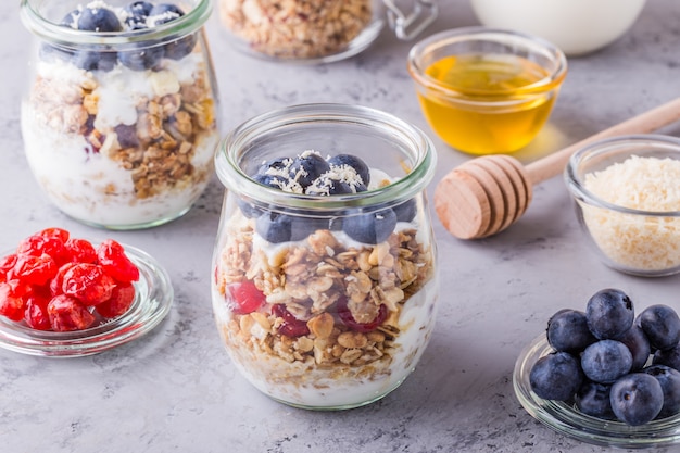 Iogurte com flocos de aveia e frutas frescas em potes