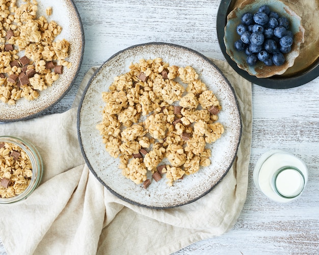 Iogurte com granola de chocolate, mirtilo. café da manhã, comida dietética saudável com flocos de aveia