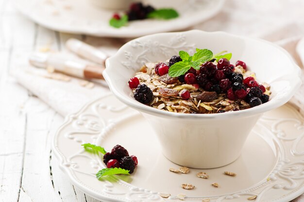 Iogurte com granola e frutas na tigela