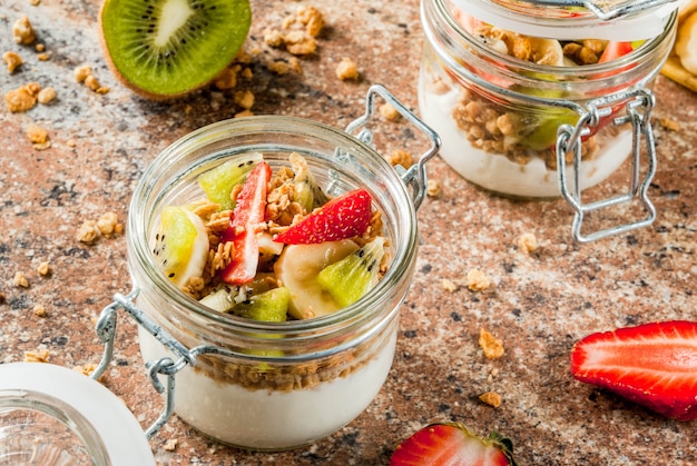 Iogurte com granola e frutas