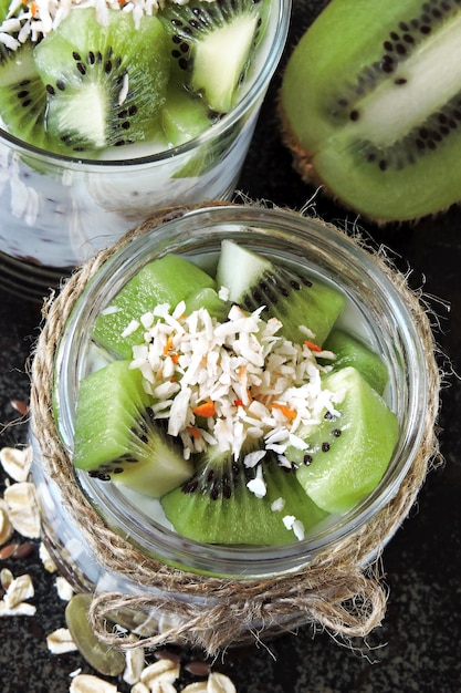 Iogurte com granola e kiwi.