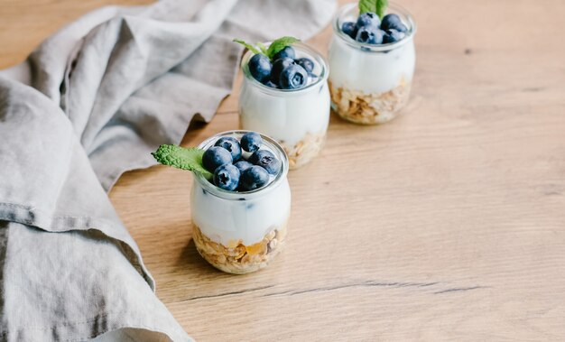 Iogurte com granola e mirtilos