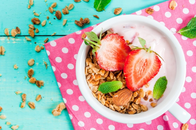 Iogurte com granola, nozes e morango fresco