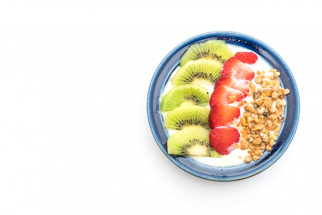 iogurte com morango, kiwi e granola