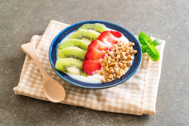 iogurte com morango, kiwi e granola