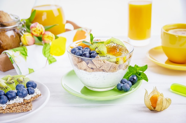 Iogurte com semente de chia e frutas vermelhas em uma tigela transparente