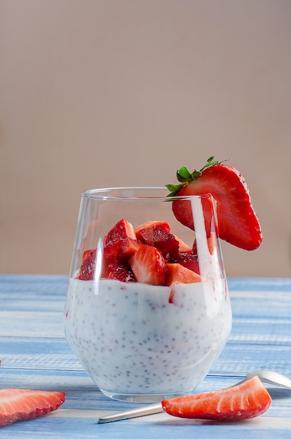 Foto iogurte com sementes de chia e morangos