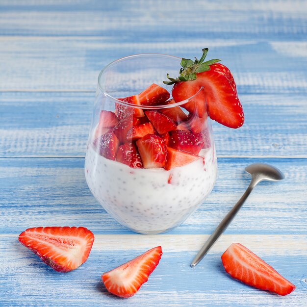 Iogurte com sementes de chia e morangos