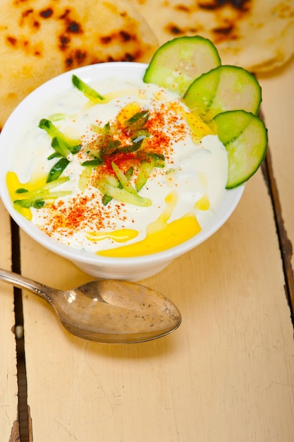 Foto iogurte de cabra árabe do oriente médio e salada de pepino