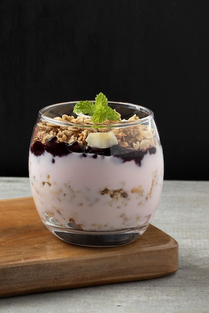 Iogurte de morango com geleia de morango granola e semente de chia