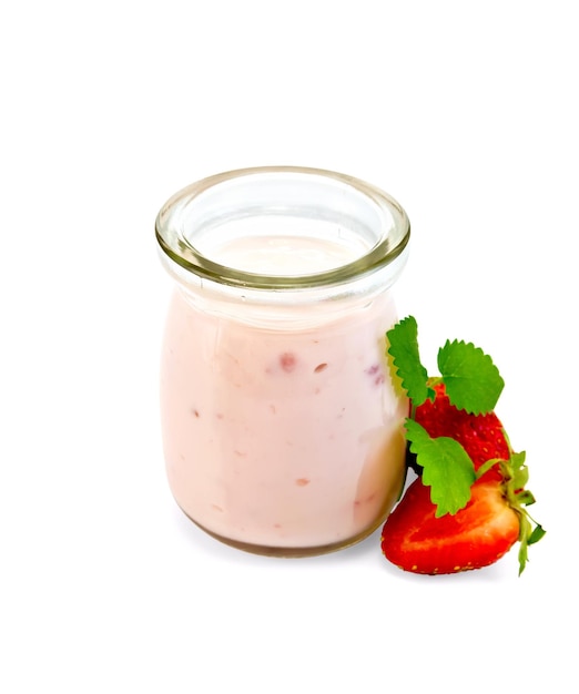 Iogurte de morango em um frasco de vidro morango e hortelã isolado no fundo branco