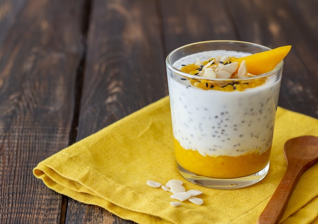 Iogurte em um copo com manga, chia e amêndoas. Alimentação saudável. Comida vegetariana. Receita. Café da manhã. Dieta.