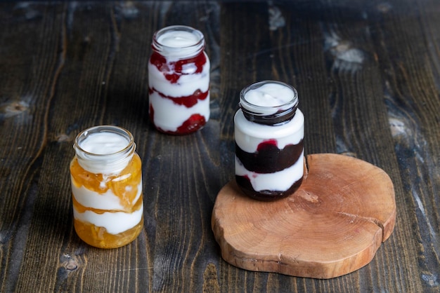 Iogurte feito de leite fresco com adição de geléia doce