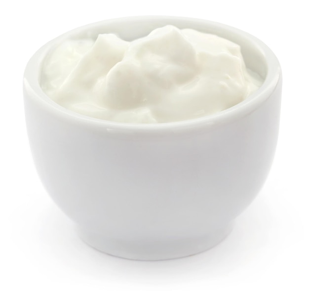 Iogurte fresco em uma tigela pequena sobre fundo branco