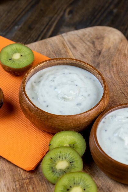 Foto iogurte fresco feito com ingredientes naturais com leite de kiwi iogurte fresco com sabor de kiwi e fatias de kiwi