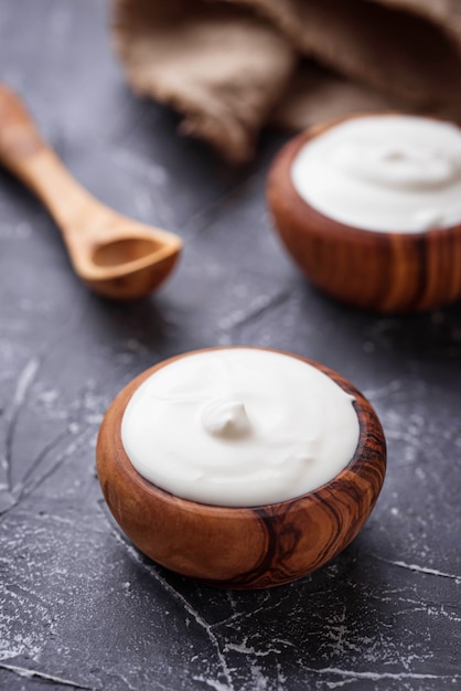 Foto iogurte grego branco em tigela de madeira