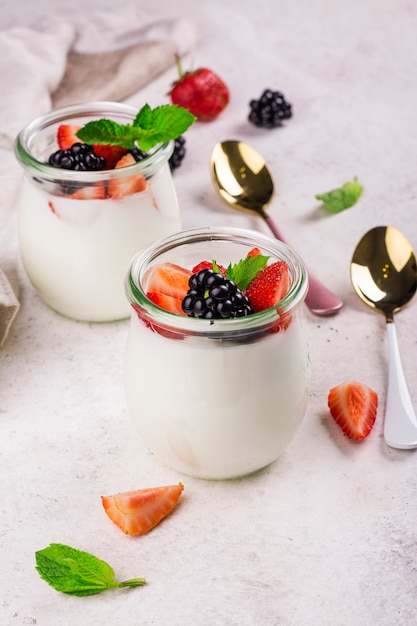 Iogurte grego com frutas vermelhas do verão